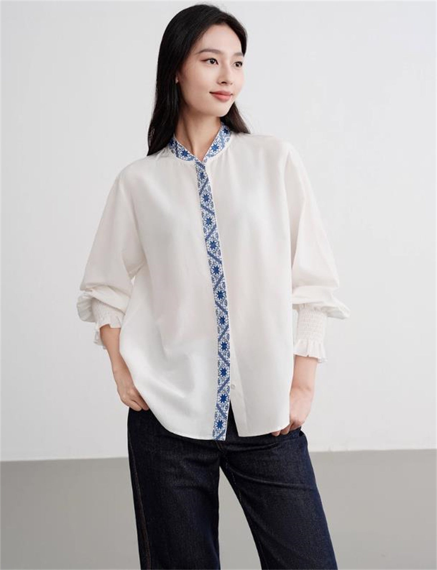 EP YAYING White Shirt in Mulberry Silk-Cotton Blend EGKIS2220AW