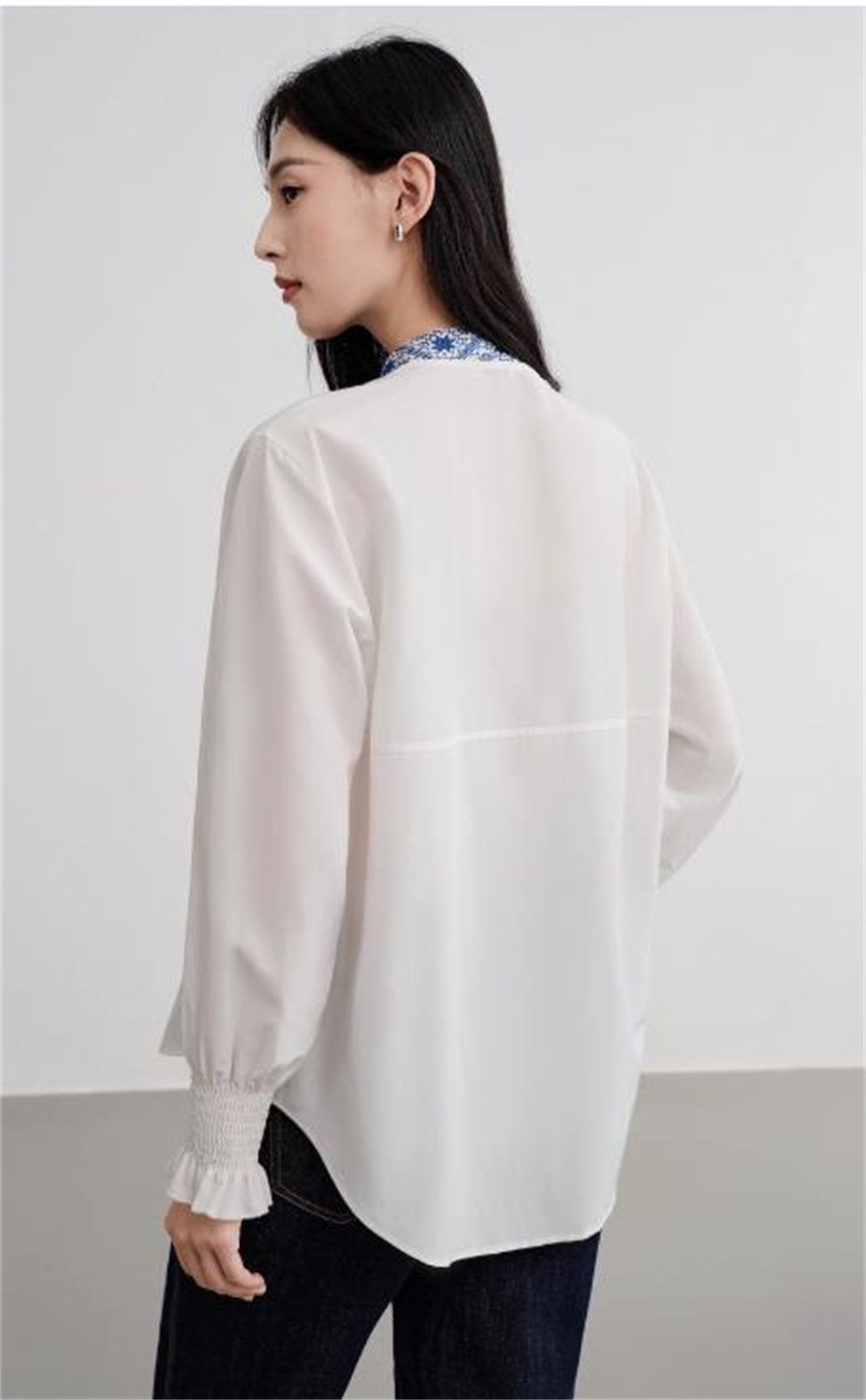 EP YAYING White Shirt in Mulberry Silk-Cotton Blend EGKIS2220AW
