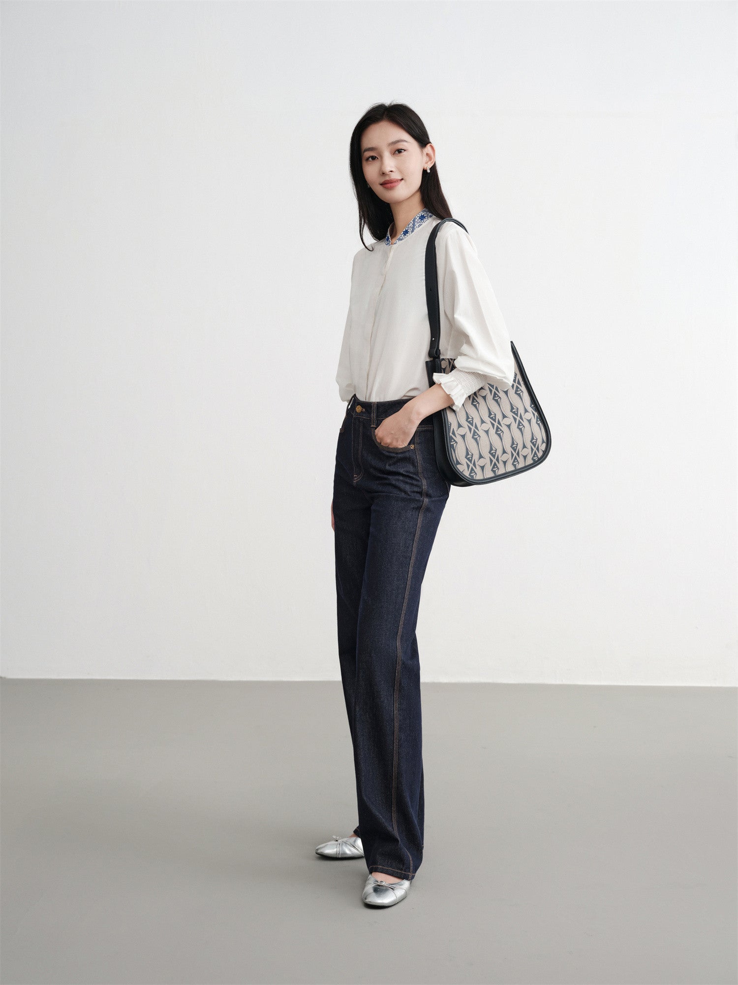EP YAYING White Shirt in Mulberry Silk-Cotton Blend EGKIS2220AW