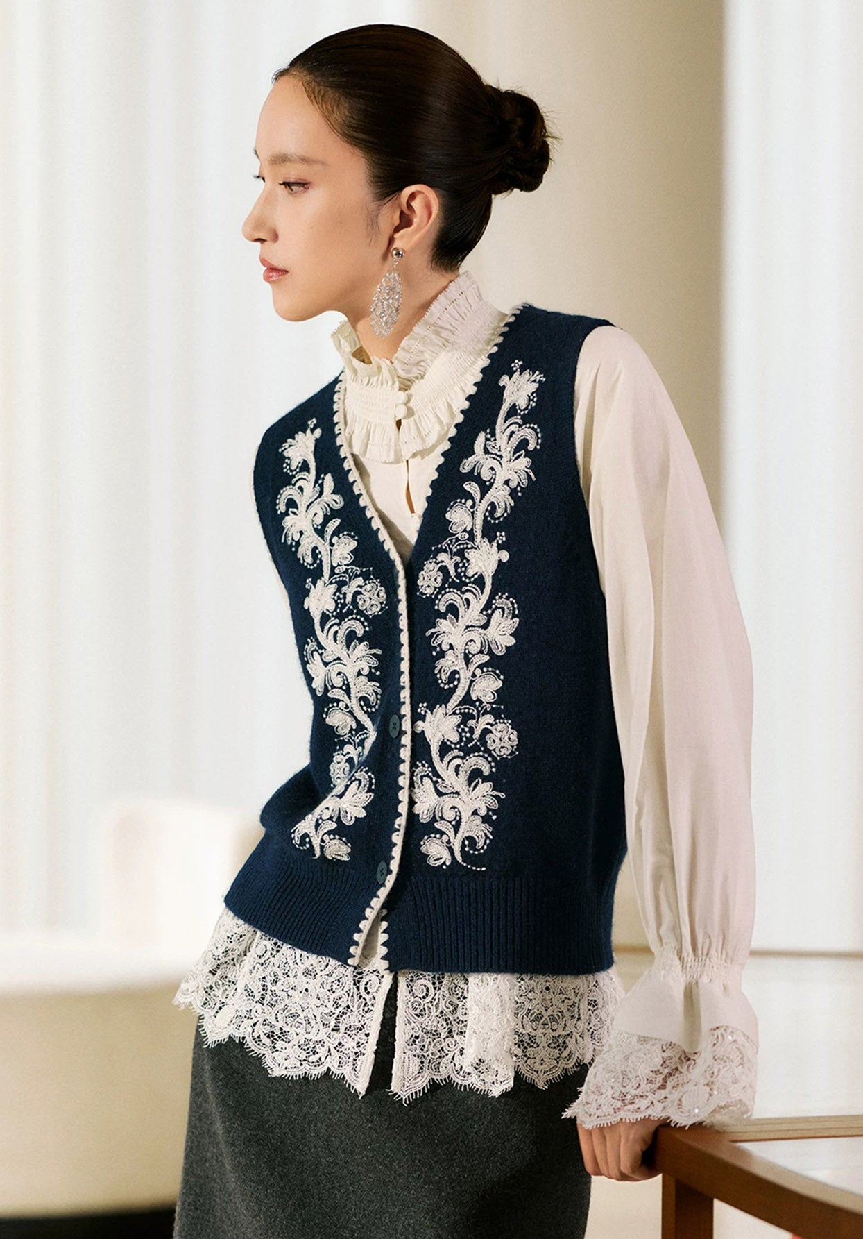 EP YAYING V-Neck Embroidered Cashmere Knit Vest EGLAG9008A