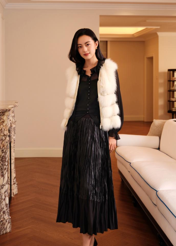 YAYING Ivory Fur Embellished Zip Vest