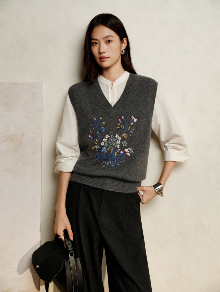 YAYING Wool Cashmere Embroidered V-Neck Vest EPLAG9001A
