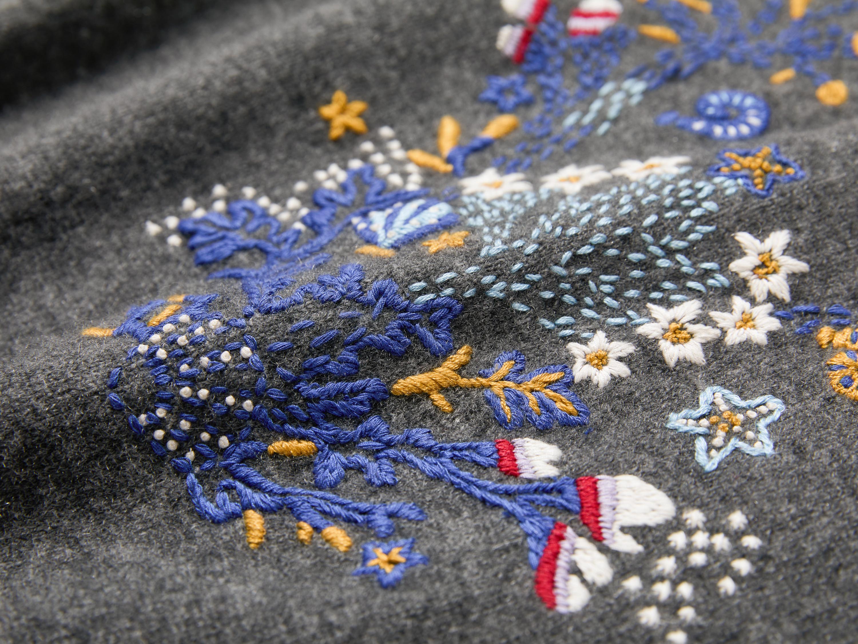 YAYING Wool Cashmere Embroidered V-Neck Vest