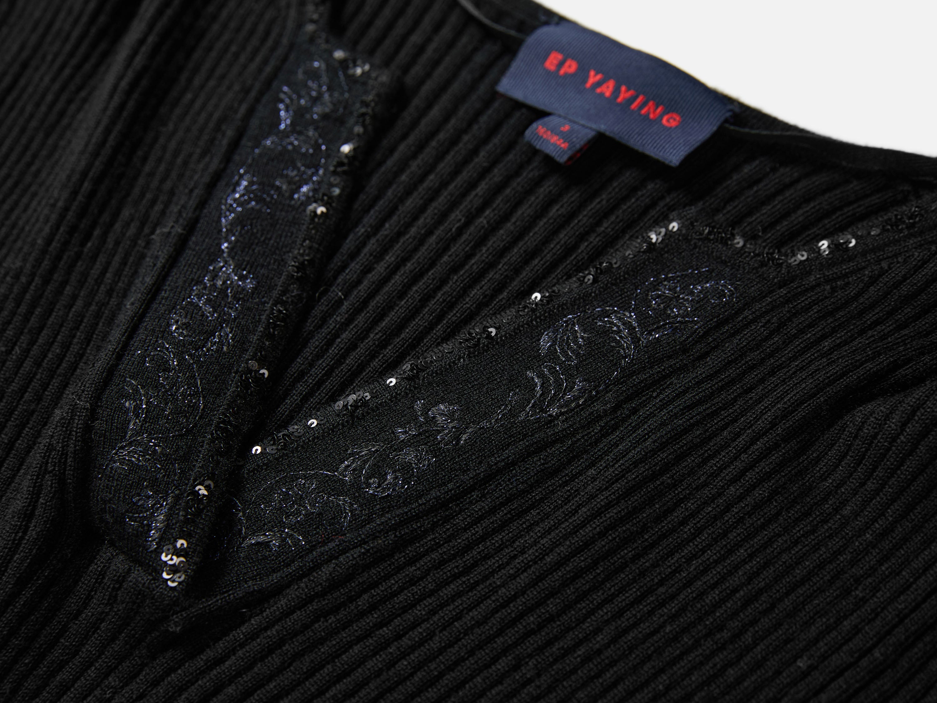 EP YAYING Blue Label V-Neck Base Layer Top