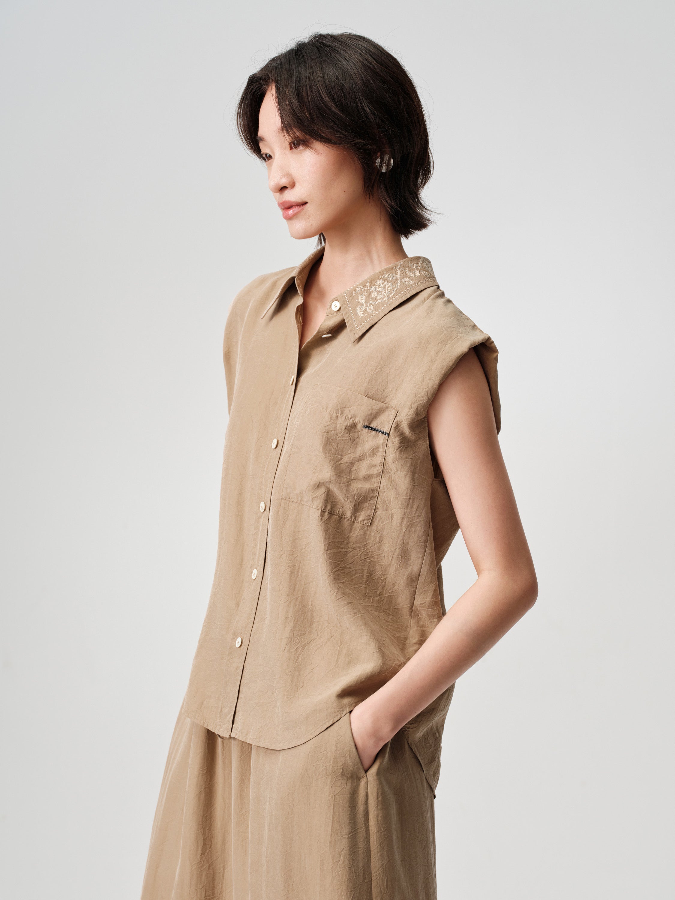 Sandy Mocha Cool Sleeveless Silk Embroidered Collar Sleeveless Top