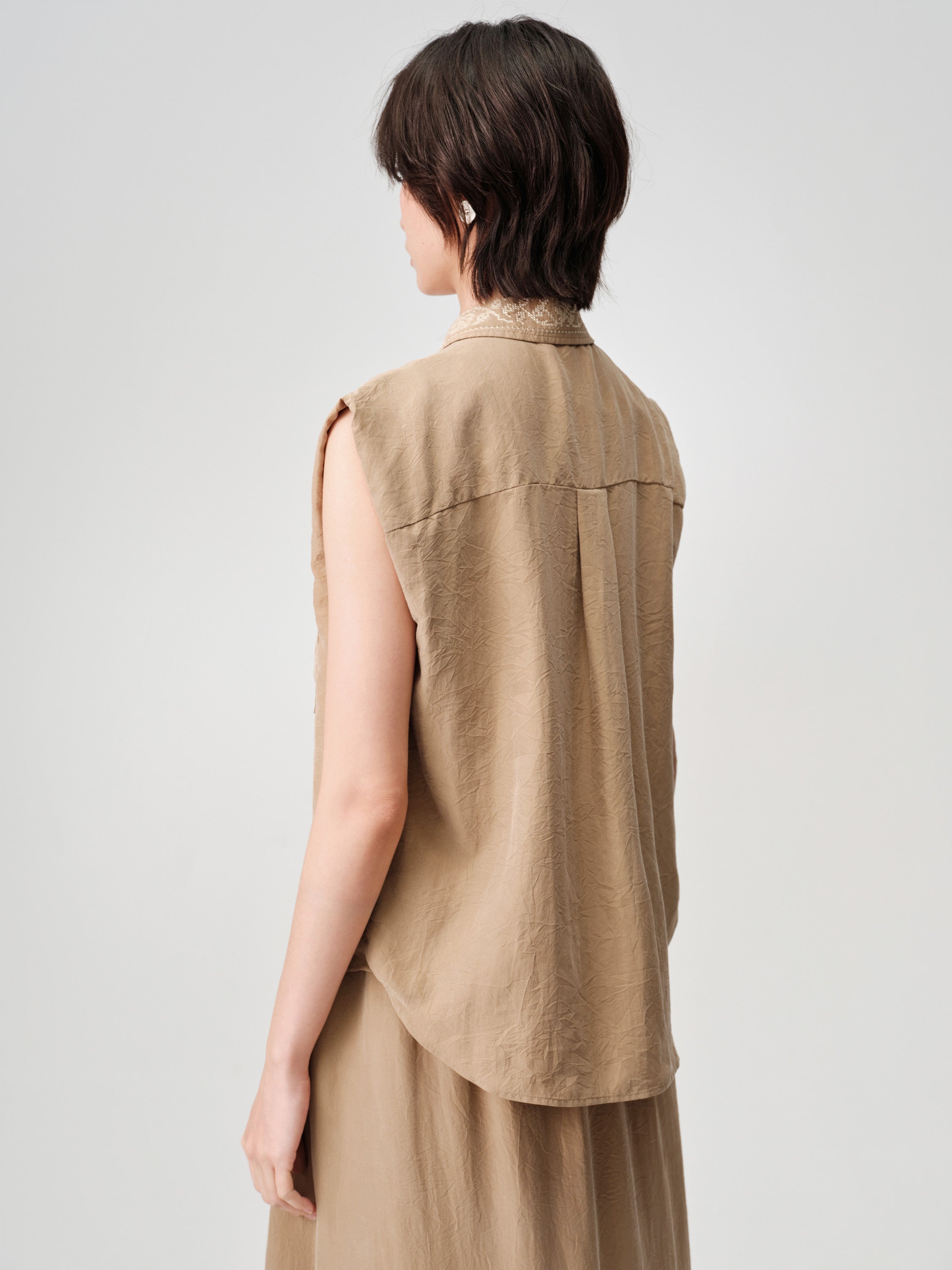 Sandy Mocha Cool Sleeveless Silk Embroidered Collar Sleeveless Top