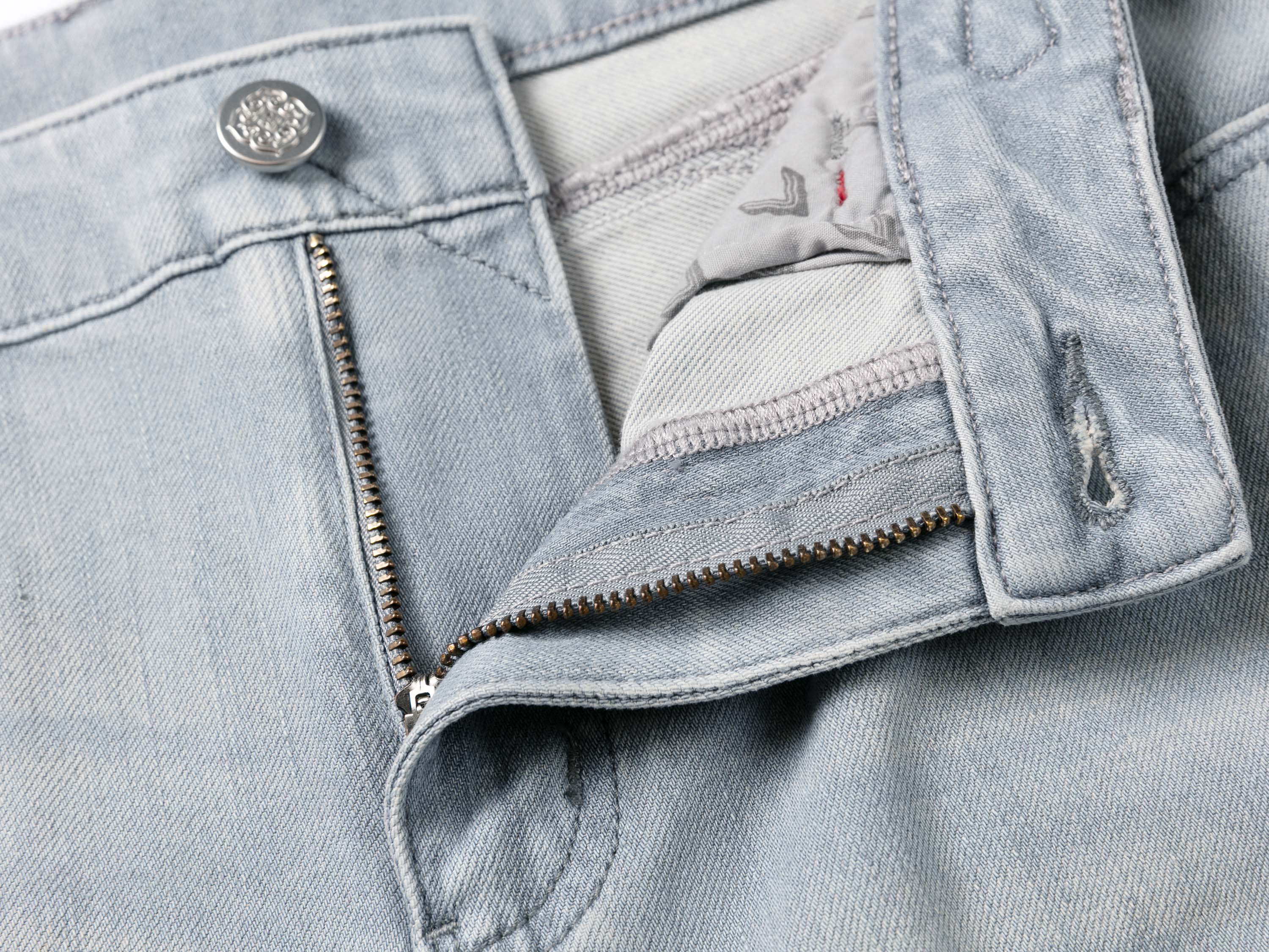 YAYING Light Wash Slim Jeans